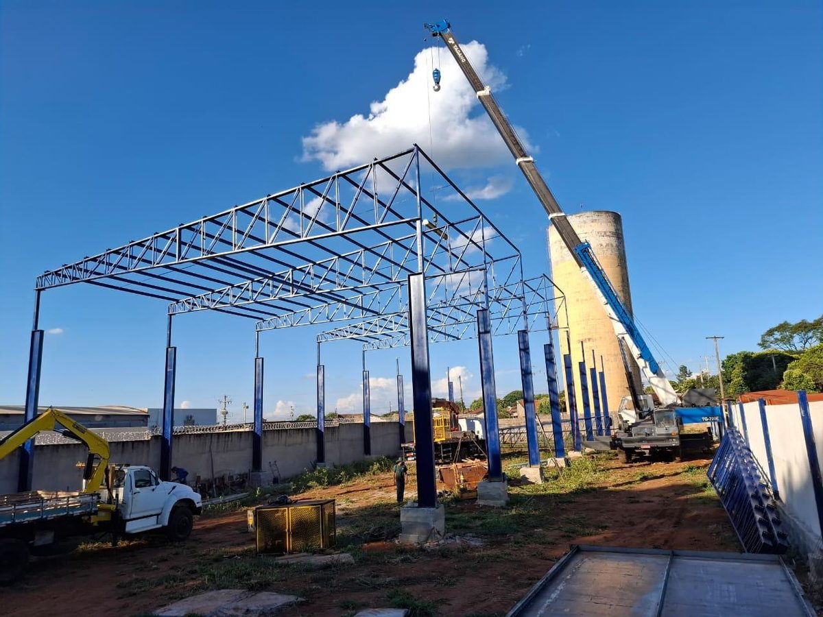 Montagem de estrutura metálica com guindaste e munck