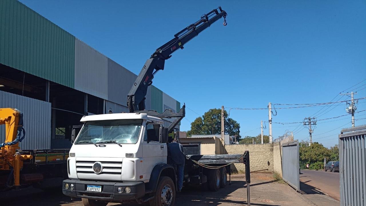 Caminhão Munck Volkswagen com lança articulada erguida — frota BC Locações